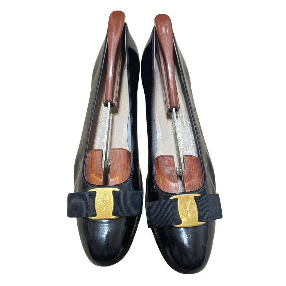 Salvatore Ferragamo Black Patent Leather Heels Sz 8.5 AA Gold Buckle & Bow Detai